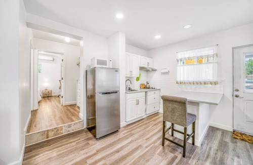 Windsor Park Apartment | Lovely 1 bedroom, steps from the beach, car available