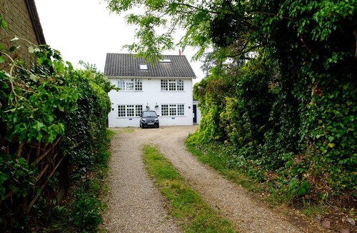 Datchet Apartment | Lovely 2 bedroom apartment, free parking & garden