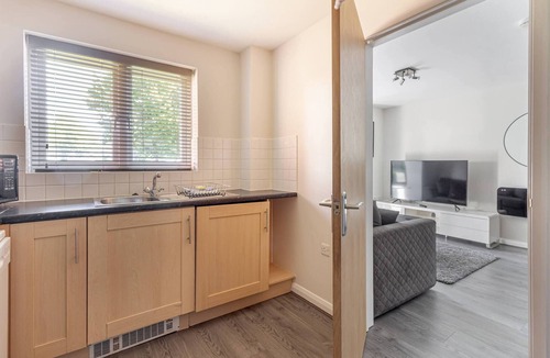 Redditch Apartment | Lovely 2BR Apt in the Heart of Redditch