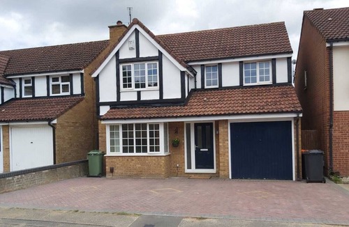 Dunstable House | Lovely 4 Bedroom home in Houghton Regis