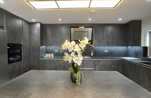 Slough House | Lovely 4 bedroom House-Sleeps 8 - Free Parking