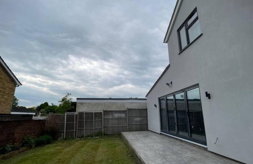 Slough House | Lovely 4 bedroom House-Sleeps 8 - Free Parking