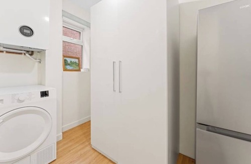 Tunstall House | Lovely 5-Bedroom Retreat | Spacious Living Huge Kitchen Private Parking
