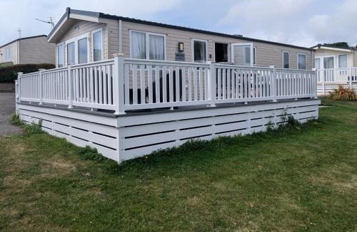 Milford on Sea Resort | LOVELY BRIGHT AND AIRY CARAVAN ON THE 5 Star SHOREFIELD COUNTRY PARK ENTERTAINMENT PASSES INCLUDED