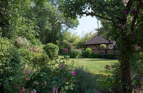 Winsor Cottage | Lovely cottage & garden. 5 min drive from Paultons Park, home of Peppa Pig
