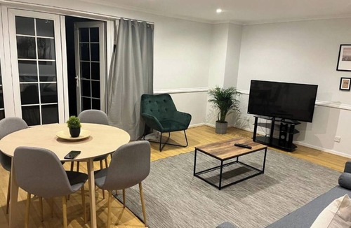Custom House Apartment | Lovely two bedroom duplex apartment with parking