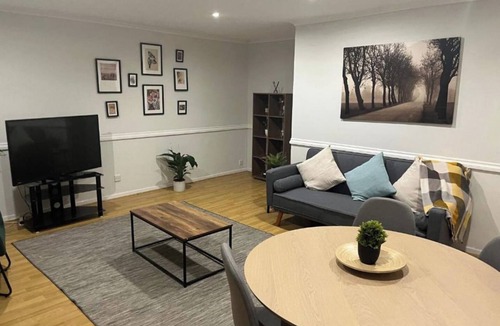 Custom House Apartment | Lovely two bedroom duplex apartment with parking