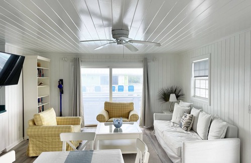 Hope Town Villa | Lovely Villa Steps away from the Beach at Turtle Hill Resort