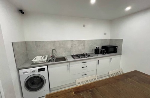 Luton Apartment | Luton City Retreat - Spacious 3 Bedroom Apartment