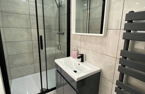 Luton Apartment | Luton City Retreat - Spacious 3 Bedroom Apartment