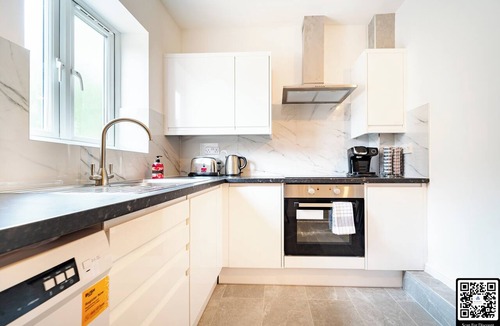 Luton Apartment | LUX 2BDR Flat By Luton Station/Airport/City Centre - 30min to Kings X St Pancras