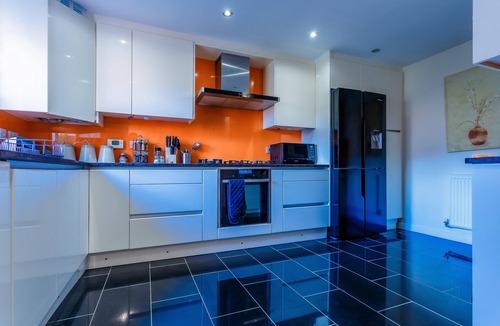 Newport Pagnell House | Lux 5 bedroom Ulverston House with free parking