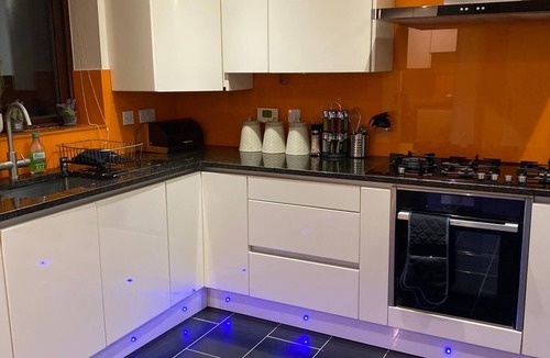 Newport Pagnell House | Lux 5 bedroom Ulverston House with free parking