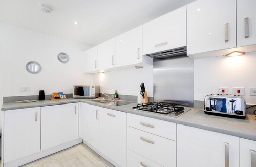 Aylesbury House | Luxaura 5 Bedroom 3 Bath Service House w/Parking