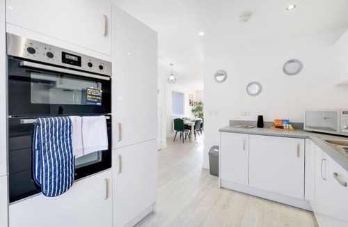 Aylesbury House | Luxaura 5 Bedroom 3 Bath Service House w/Parking