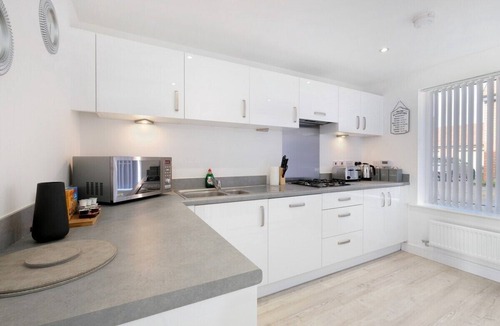 Aylesbury House | Luxaura 5 Bedroom 3 Bath Service House w/Parking