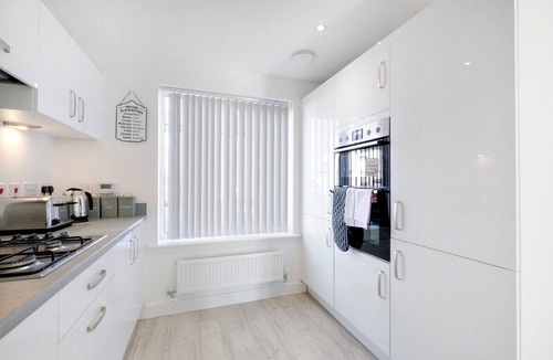 Aylesbury House | Luxaura 5 Bedroom 3 Bath Service House w/Parking
