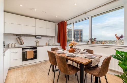 Wembley Park Apartment | Luxe Apartment with Views, Gym, Game room & Cinema