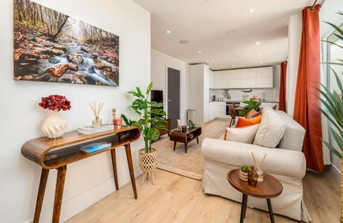 Wembley Park Apartment | Luxe Apartment with Views, Gym, Game room & Cinema