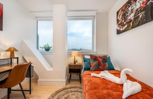 Wembley Park Apartment | Luxe Apartment with Views, Gym, Game room & Cinema