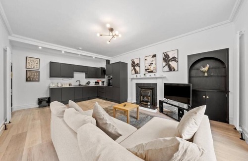 Hawick House | Luxe & Spacious Apt in Hawick -Fast WiFi -Sleeps13 | Walk to Everything