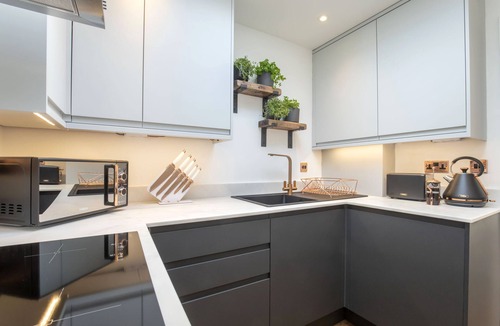 Cheltenham House | Luxurious 1 Bed Detached Home with Gated Parking