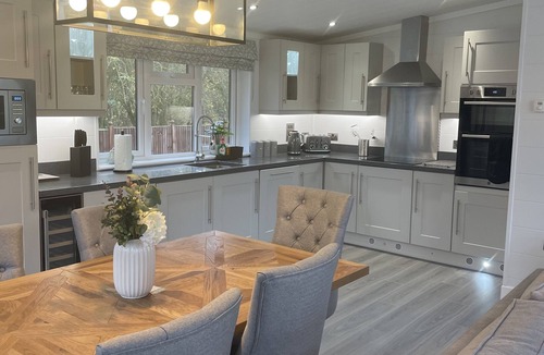 Cambourne Cabin | Luxurious 3 bed Lodge with private hot tub close to city of Cambridge