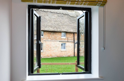 Little Stukeley Cottage | Luxurious 3-bedroom rustic barn conversion