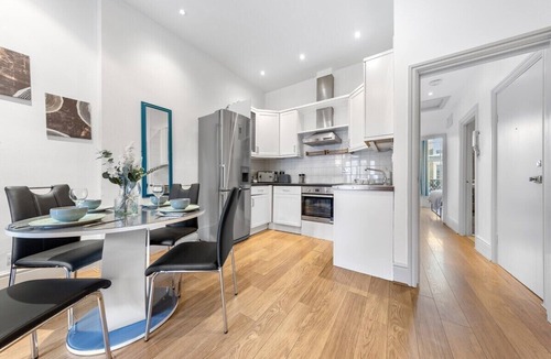 Holland Park Apartment | Luxurious 3BR Flat w/Balcony in Kensington for 7!