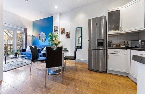 Holland Park Apartment | Luxurious 3BR Flat w/Balcony in Kensington for 7!