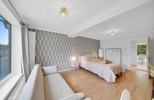 Harrow House | Luxurious 5 BED | 10 mins from Wembley | 4 Bath | Gym | Jacuzzi