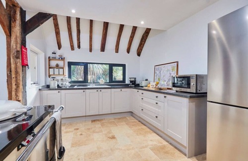 Waterlooville House | Luxurious Barn With Outdoor Dining, Near Vineyard