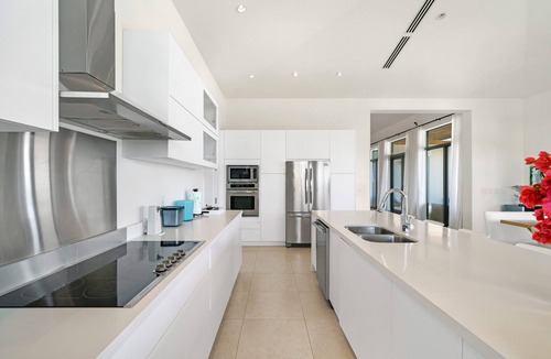 Alice Town House | Luxurious Beachfront Home- featured on HGTV House Hunters with private pool