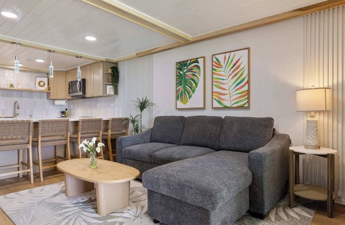 Punaluu Condo | Luxurious Beachfront Condo w/AC
