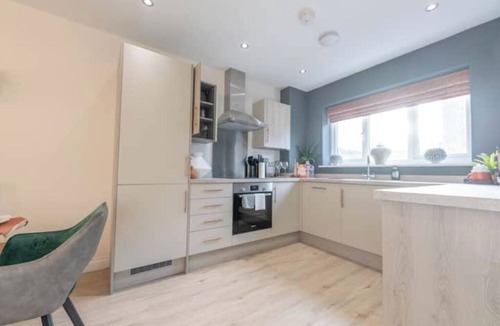 Ashton-under-Lyne House | Luxurious Family Retreat in Mossley – Sleeps 7 Adults + 2 Kids | Near Manchester