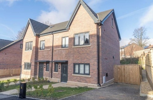 Ashton-under-Lyne House | Luxurious Family Retreat in Mossley – Sleeps 7 Adults + 2 Kids | Near Manchester