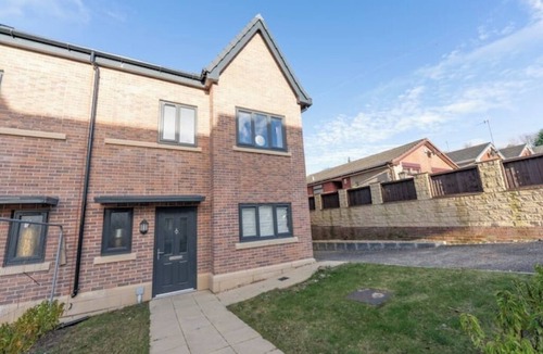 Ashton-under-Lyne House | Luxurious Family Retreat in Mossley – Sleeps 7 Adults + 2 Kids | Near Manchester