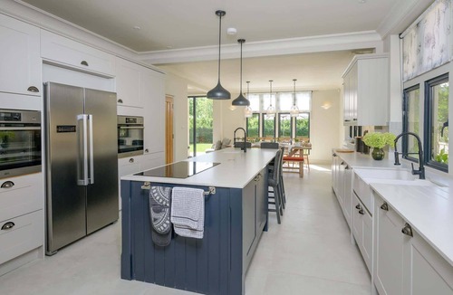 Cheltenham House | Luxurious Home in Cheltenham, Private Parking