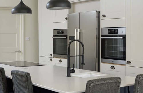 Cheltenham House | Luxurious Home in Cheltenham, Private Parking