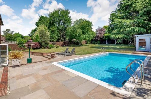 Kingwood House | Luxurious Pool, Hot Tub & Gym, 5-Bed Modern Home