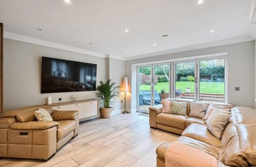Kingwood House | Luxurious Pool, Hot Tub & Gym, 5-Bed Modern Home