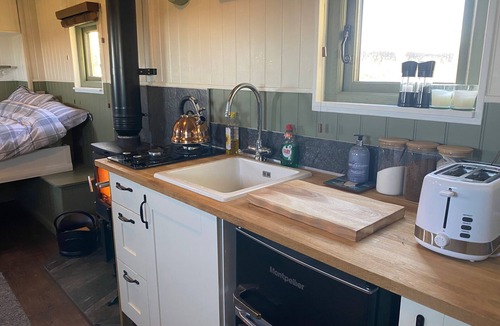 Banbury Cabin | Luxurious Shepherd Hut, stunning panoramic countryside views in idyllic location