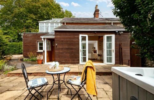 Blandford Saint Mary House | Luxurious Snowdrop Cabin with Private Hot Tub