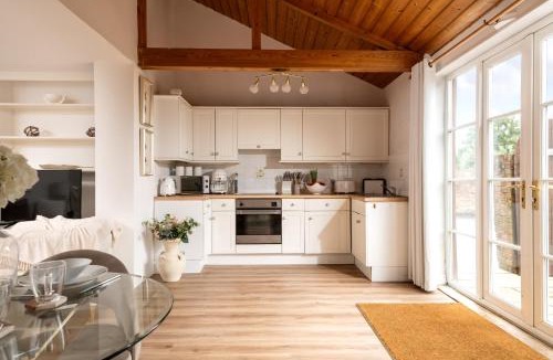 Blandford Saint Mary House | Luxurious Snowdrop Cabin with Private Hot Tub