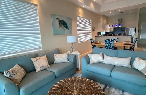 Bell Channel Bay Condo | Luxury 2/2 Sleeps 6. Grand Bahama Condo w/POOL, Boat Dock plus close to BEACH!