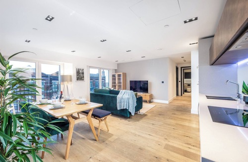Vauxhall Apartment | Luxury 2 BD with Gym Pool Sauna next US embassy and 8 min to London Eye Big Ben