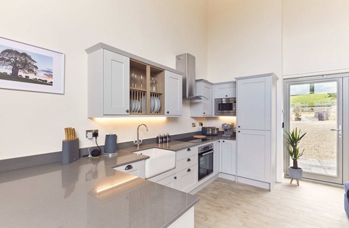 Haresfield House | Luxury 2-Bed Cotswolds Barn with Two Ensuite Kings