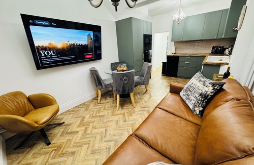 Christchurch Apartment | Luxury 2 Bed Designer Flat with Private Garden in London