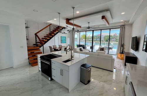 Bell Channel Bay House | Luxury 2026 Waterfront Home w/Yacht Dock + Rooftop