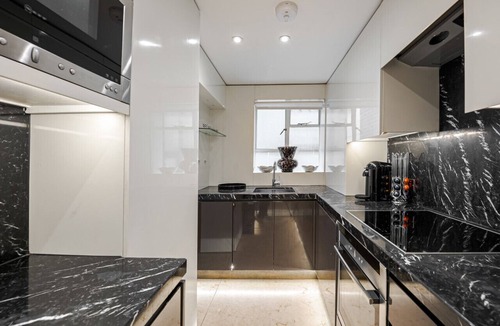 Knightsbridge Apartment | Luxury 2BR Overlooking Harrods & London Skyline
